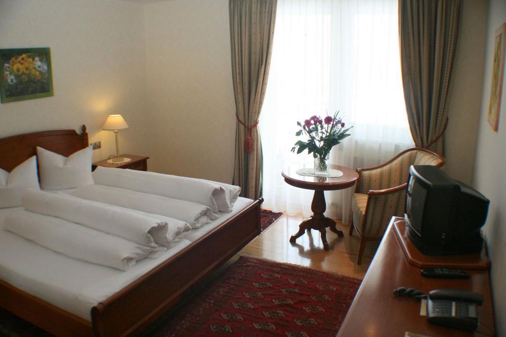 Schlosshotel Post Edelfreisitz Sprengenstein Imst Szoba fotó